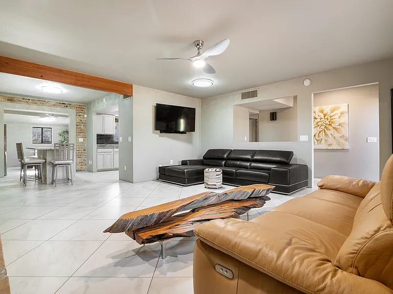 1101 W Roller Coaster Rd — Photo 16