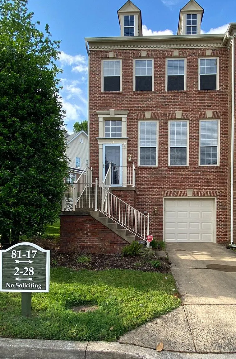 3 bed, 3.5 bath, 2340 sqft, $3,900 — Photo 2