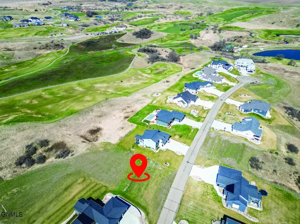 8214 Nicklaus Dr, Bismarck, ND 58503