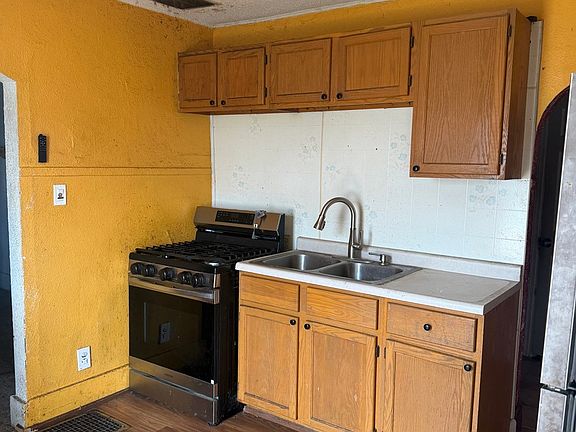 4th image of 717 Railroad St