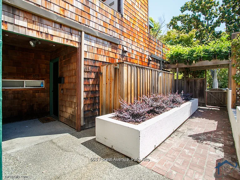 653 Forest Ave — Photo 18