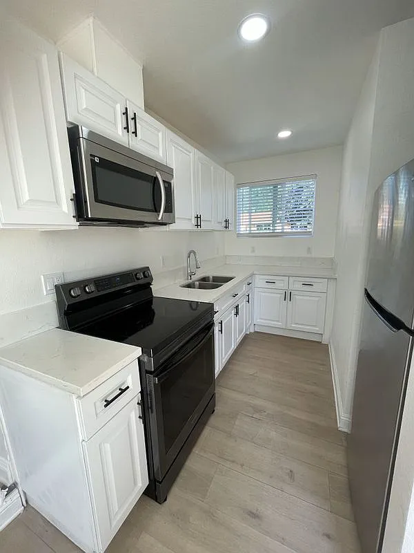 2 bed, 1.5 bath, 660 sqft, $2,800 — Photo 3