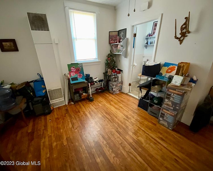 4th image of 428 1st Avenue