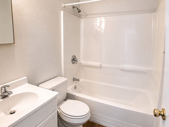 3rd image of 3212 E Manhattan Blvd APT 2