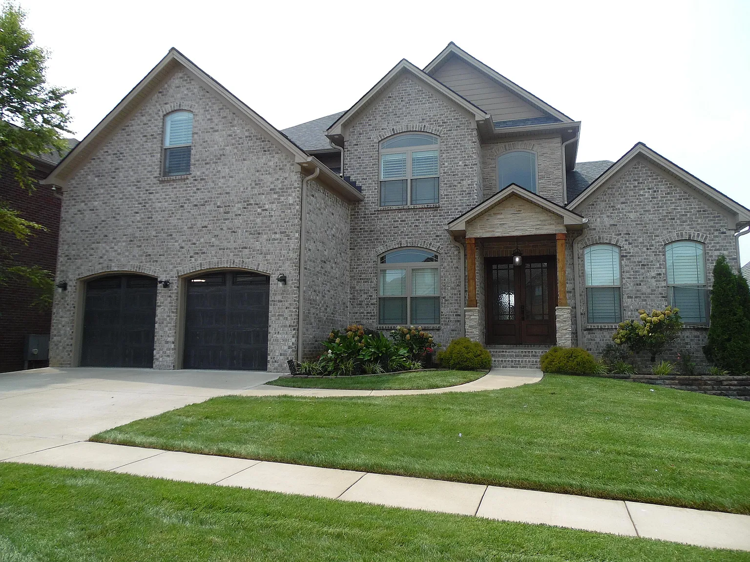 5 bed, 4.5 bath, 5780 sqft, $6,000 — Photo 2