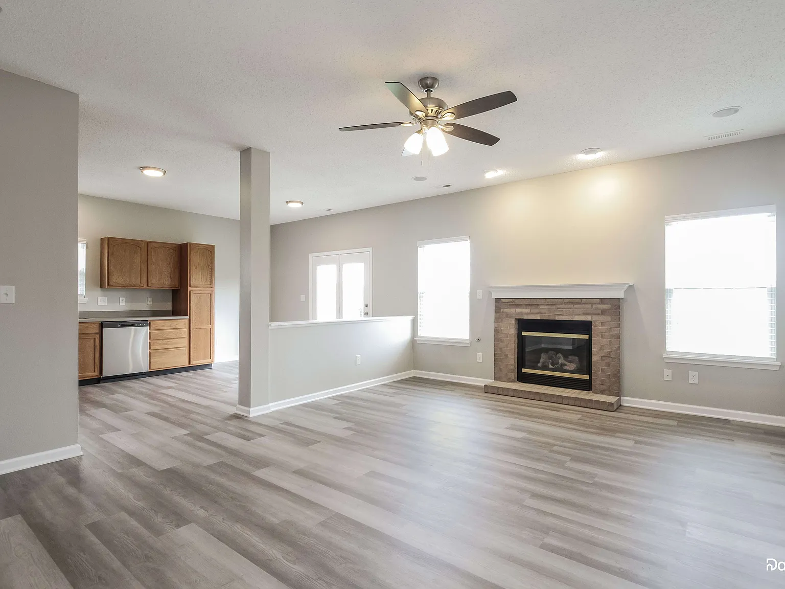 3 bed, 2.0 bath, 1429 sqft, $1,895 — Photo 4