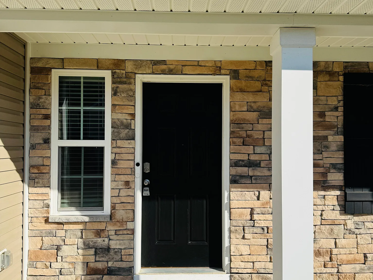 5 bed, 2805 sqft, $2,395 — Photo 2