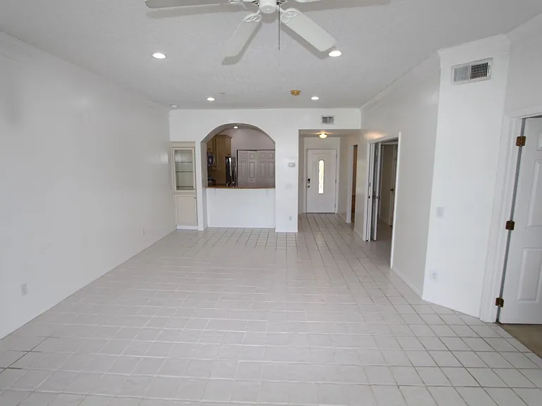 451 Hamptoncrest Cir #307 — Photo 5