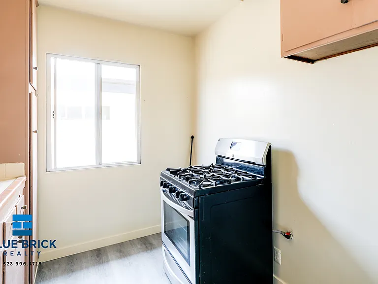 1055 N El Centro Ave #8 — Photo 12