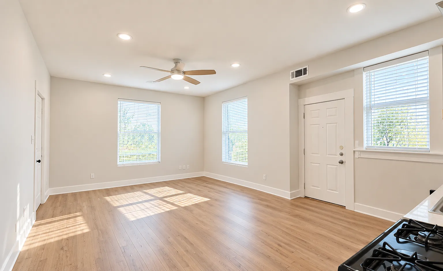 1 bed, 900 sqft, $1,200 — Photo 2