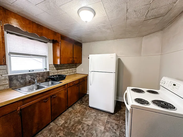 1002 N Main St — Photo 11