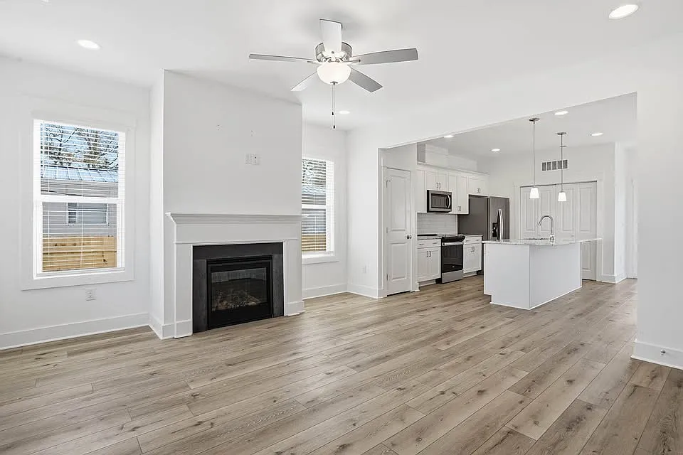 3 bed, 2.5 bath, 1400 sqft, $1,900 — Photo 2