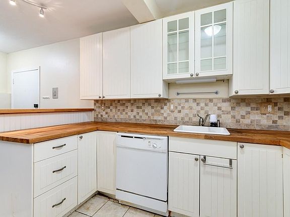 4th image of 980 Plain St #12