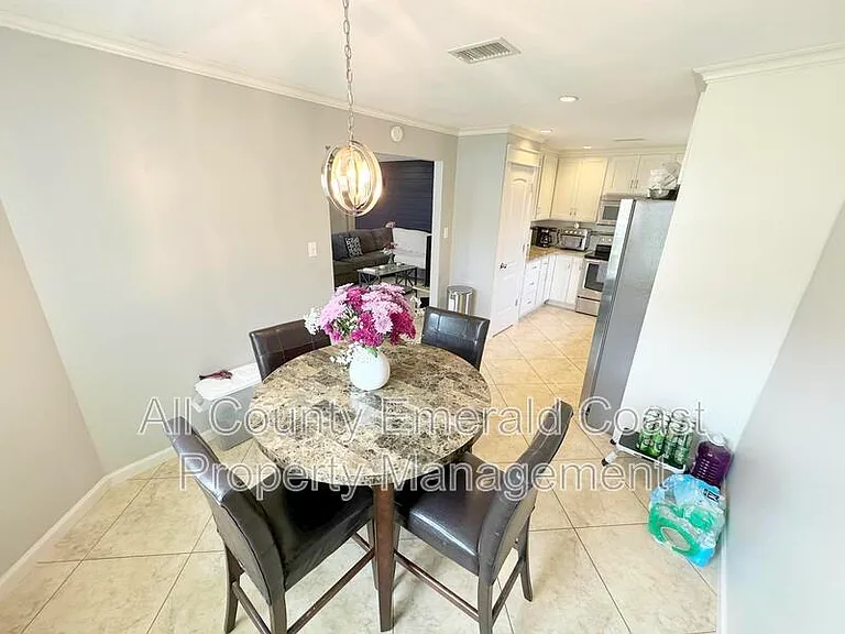 915 Emily Cir — Photo 10