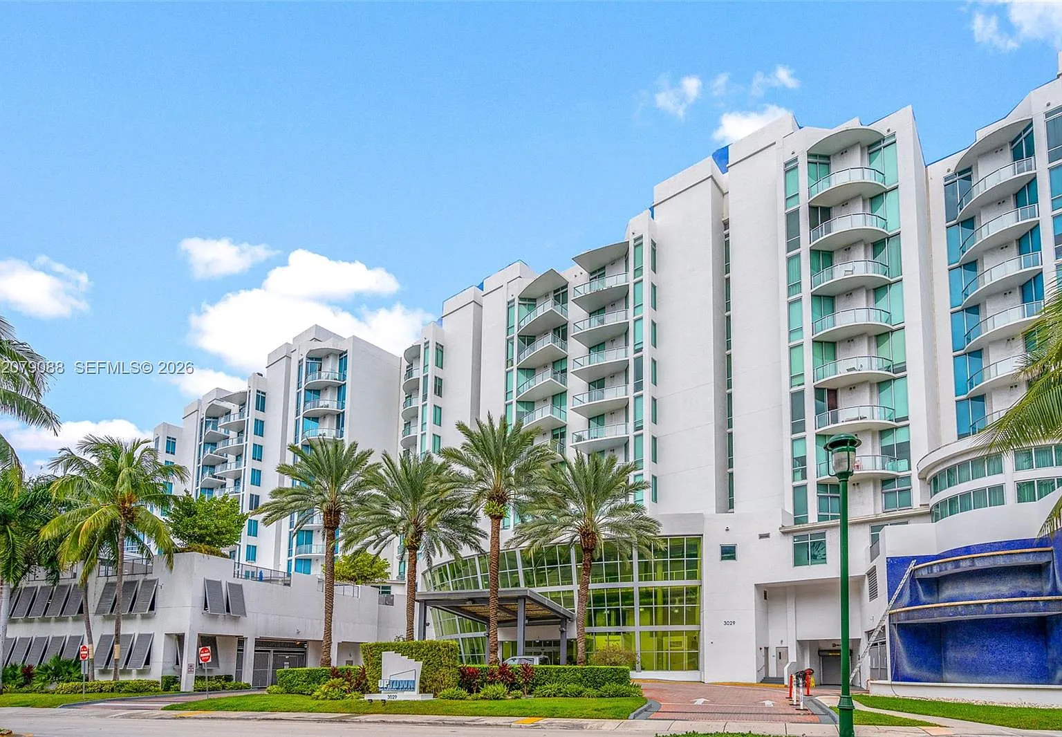 Uptown Marina Lofts Condo — Photo 2