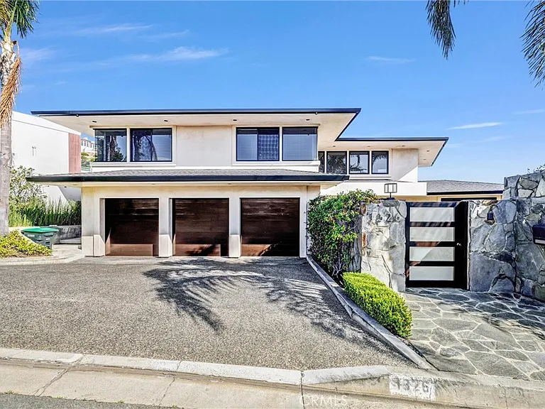 1326 Skyline Dr — Photo 1