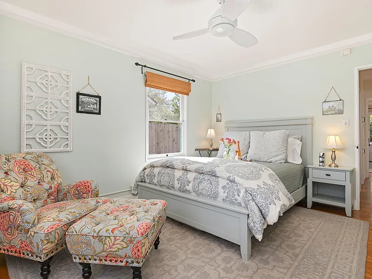224 W Cota St — Photo 23