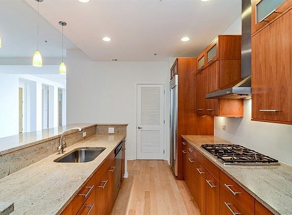 5th image of 500 W Superior St Unit 612