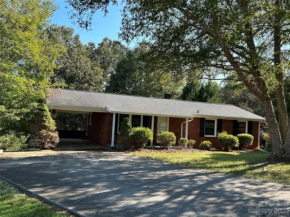 202 Willowbrook Dr, Morganton, NC 28655