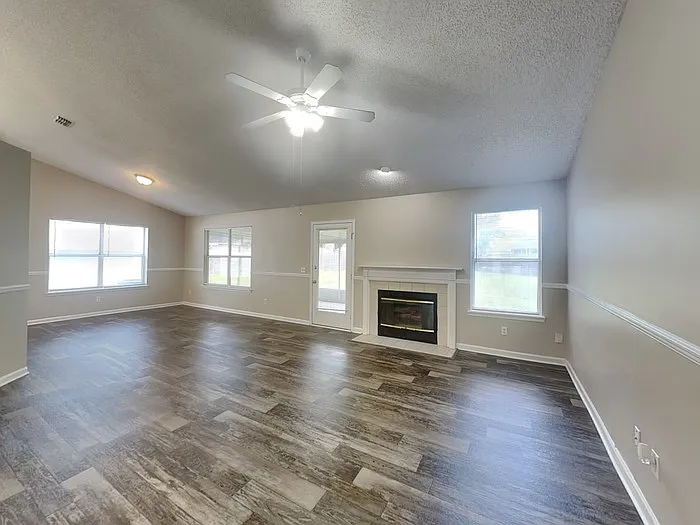 4 bed, 2.0 bath, 1718 sqft, $1,845 — Photo 3