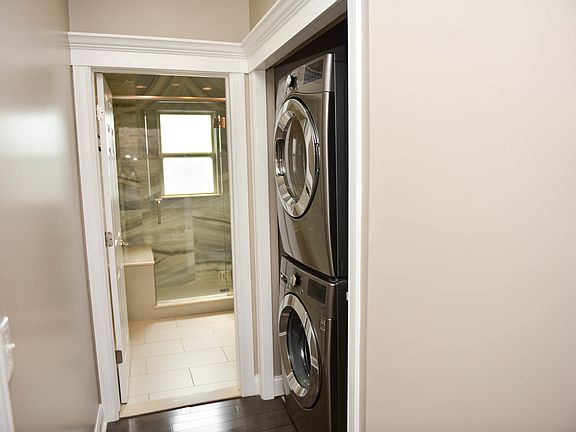 2nd image of 3714 Lincoln St Unit 1