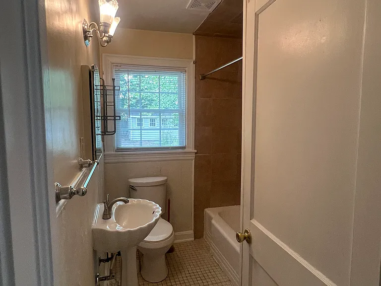 first floor full bath tub/shower tile