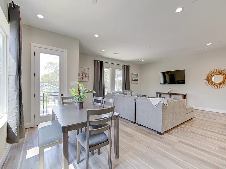 2418 Everett St — Photo 10