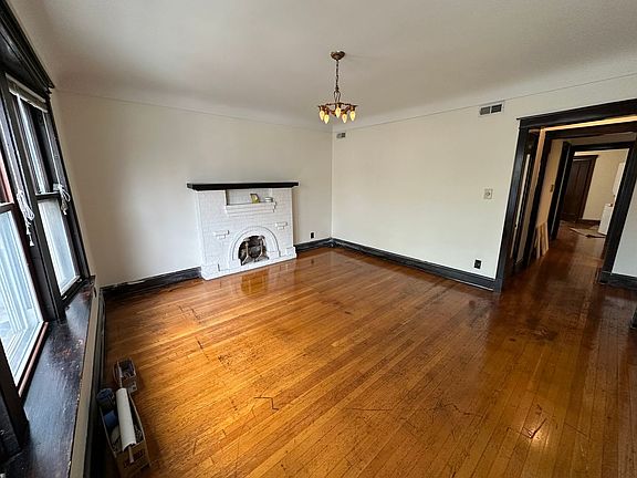 2nd image of 1929 W Larchmont Ave #2