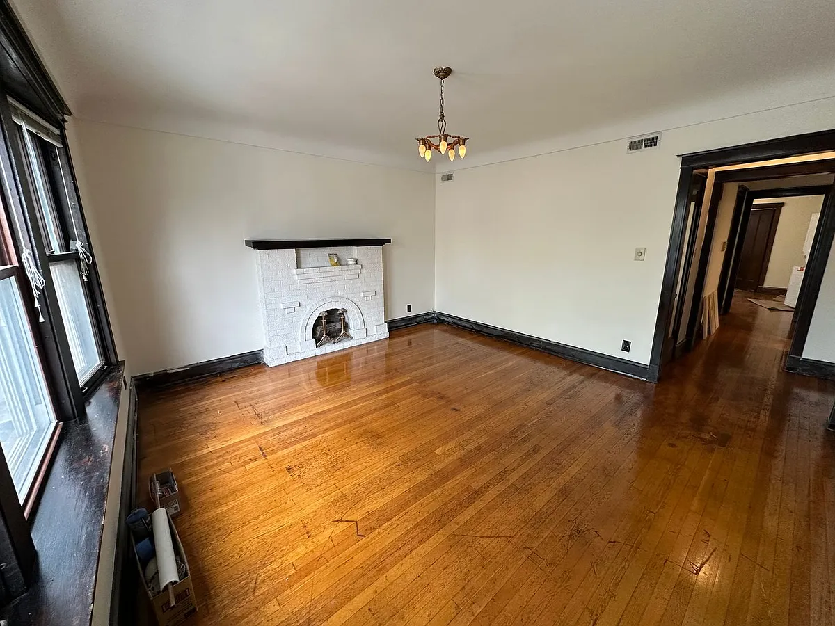 Building Photo - 1929 W Larchmont Ave #2