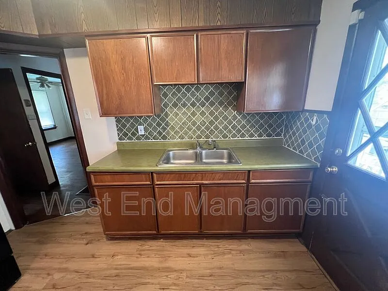 2 bed, 1.0 bath, $1,295 — Photo 2