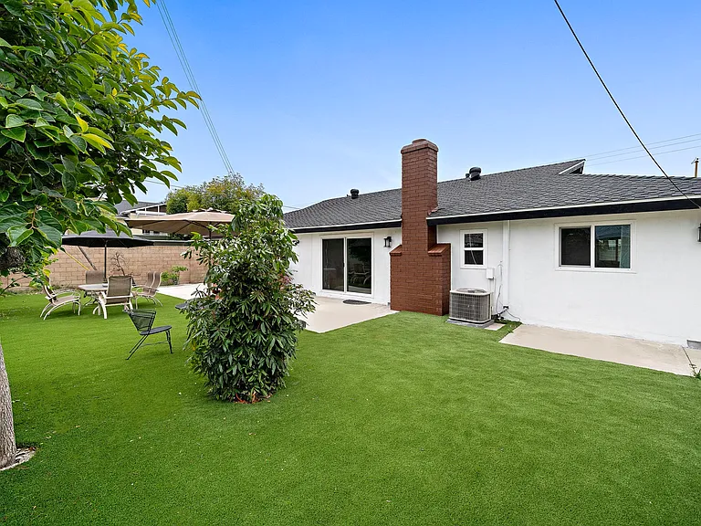 10422 Gilbert St — Photo 24