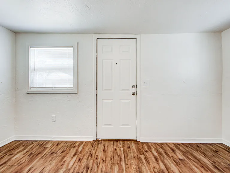 204 S Stewart Ave — Photo 2