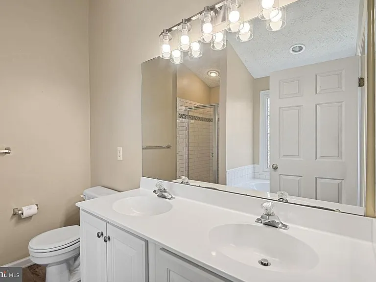 8322 Lyndhurst St — Photo 24