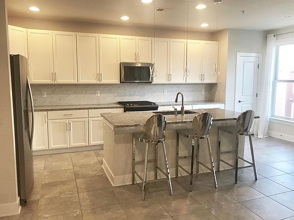 4th image of 1906 Potomac Ave #630