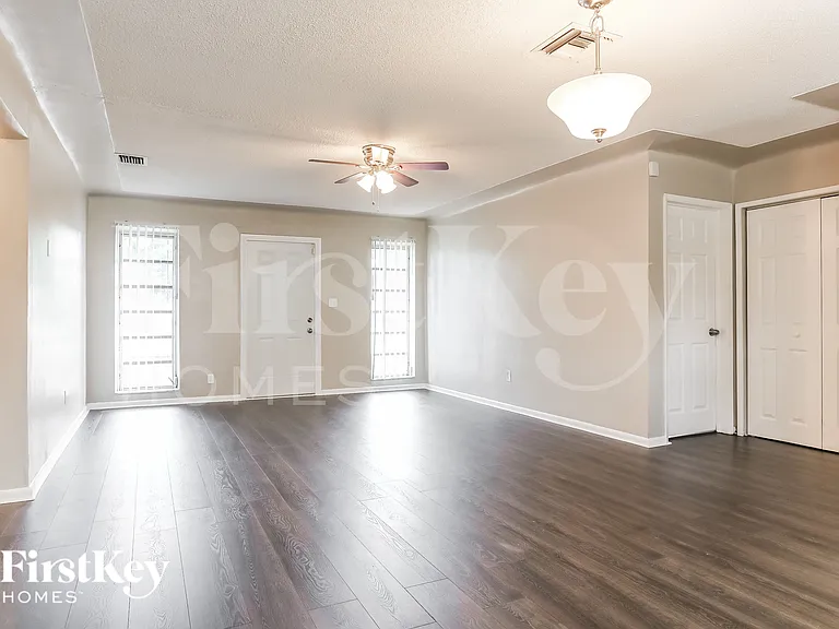 1565 NW 6th Ave — Photo 3
