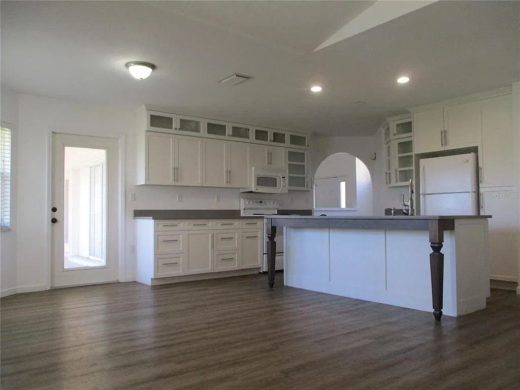 3 bed, 3.0 bath, 2182 sqft, $2,000 — Photo 2