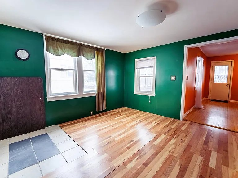 1034 Milton St N — Photo 5
