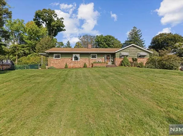 69 Beveridge Rd, Mahwah, NJ 07430