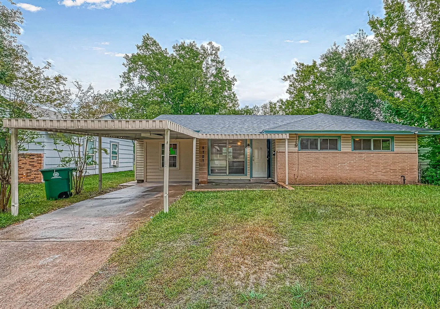 Spacious 4-Bedroom Home in Houston Housing Vouchers Welcome! — Photo 1