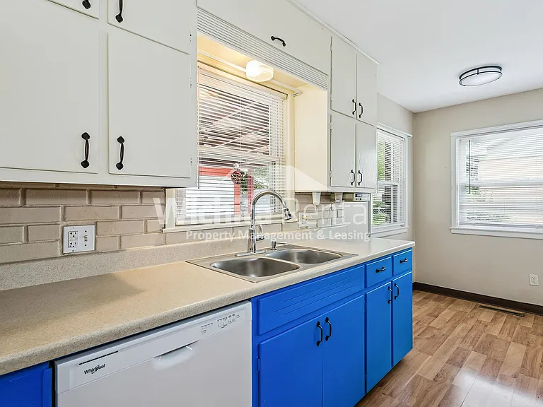 525 S Derby Ave — Photo 5