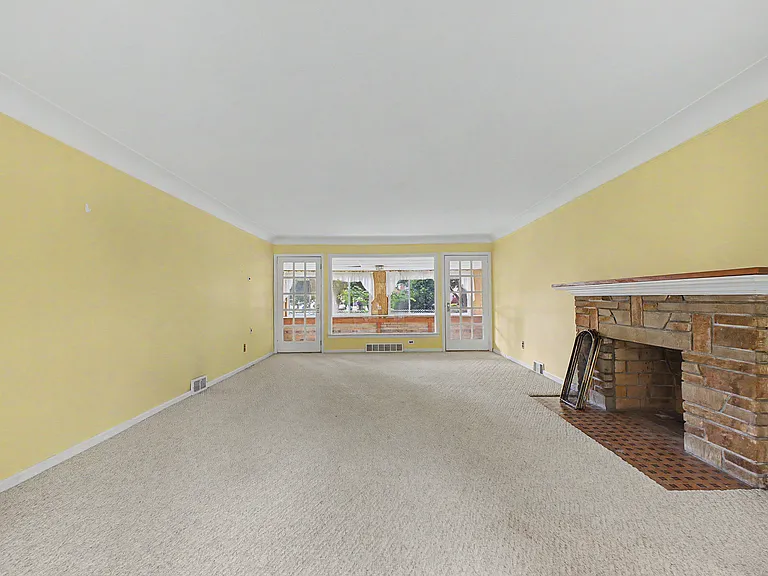 21236 Outer Dr — Photo 6