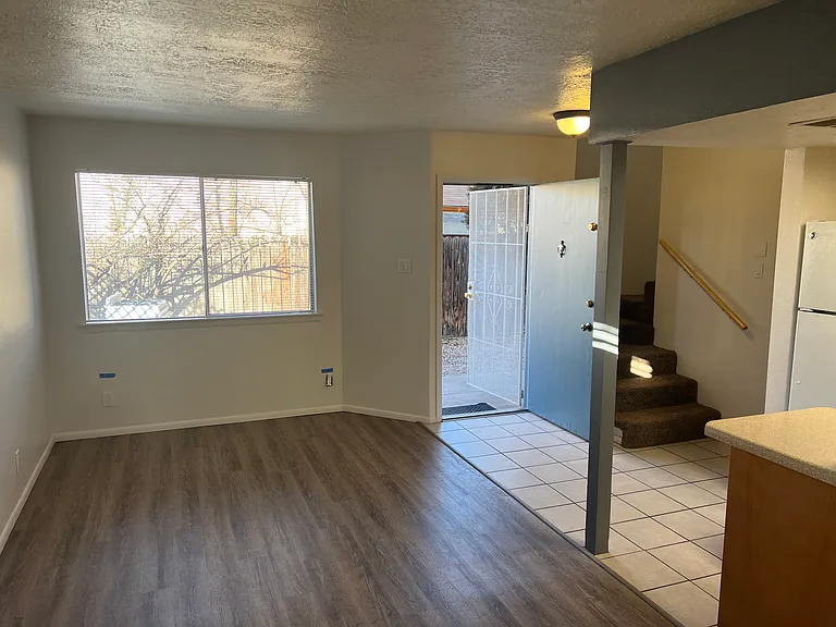2 Bedroom Town Apartment with Washer / Dryer in Unit & Private Yard — Photo 9