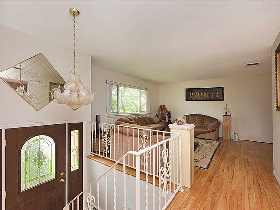 5th image of 915 Cedar Ln