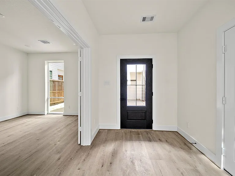 2722 Nagle St — Photo 13
