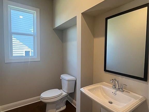 4th image of 273 Lakeside Pl