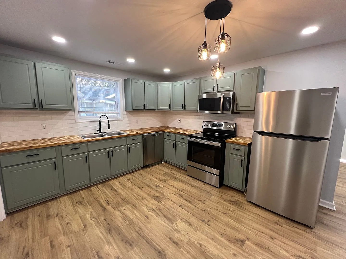2 bed, 721 sqft, $1,300 — Photo 4