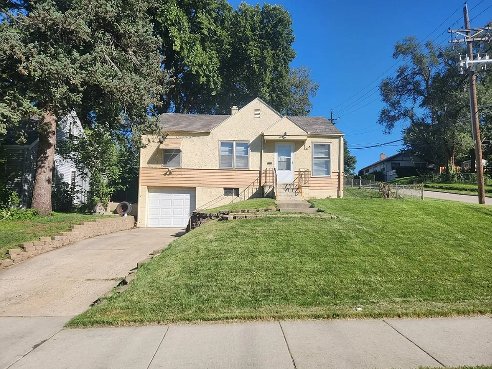 1101 N 49th Ave