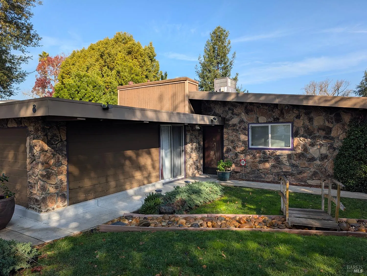 8 Madeline Court photo 1