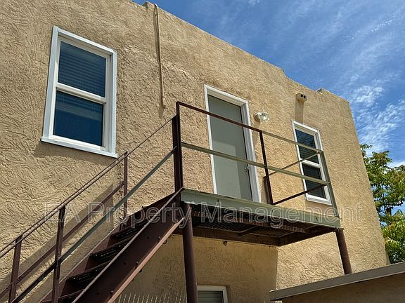 2nd image of 116 Maple St SE #2