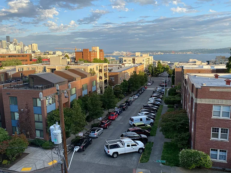 400 W Roy St #401 — Photo 17
